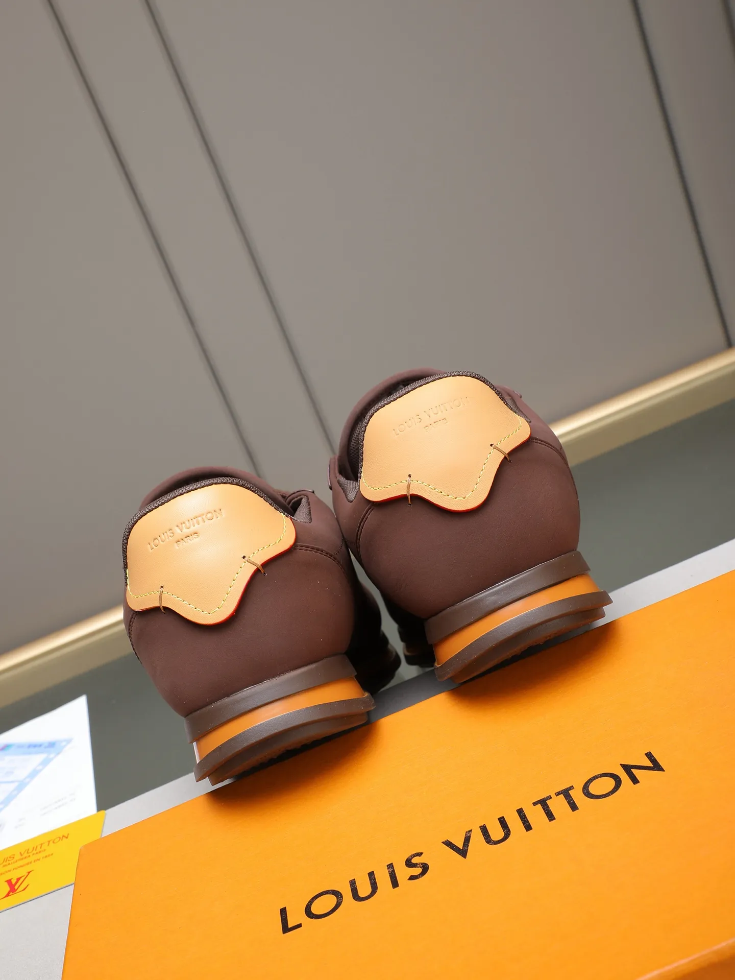 PP560 LV Louis Vuitton L Jialu Brand Runner Tatic Series Thick-soled Casual Sports Shoes Running Shoes Original purchase, development and production This LV Runner Tatic sports shoe combines technical materials such as mesh fabric and ribbons to interpret the inspiration of traditional mountaineering shoes. LV letters are written on one side, the lariat buckle of the quick lacing system is embellished with Monogram flowers and Louis Vuitton logos, and the light and wear-resistant rubber outsole completes the whole. ▪️Fabric: Original imported cowhide + mesh ▪️Inner lining: Original customized breathable mesh ▪️Sole: Original open-molded anti-slip rubber combination material ▪️Size: Men's 38-44 (customized for 45 and 46)